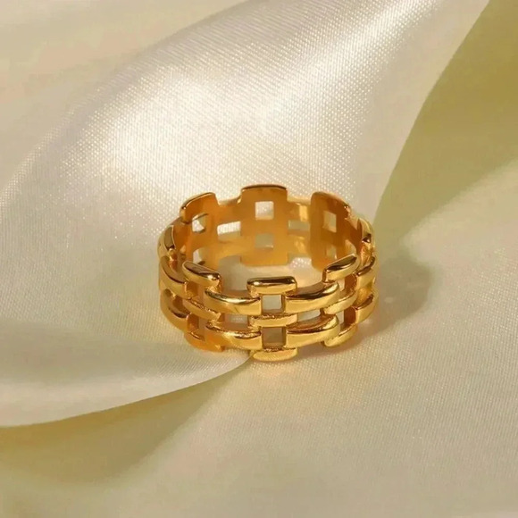 *NEW* 18K  Gold Plated Stainless Steel Overlapped Linked Ring - Picture 5 of 7